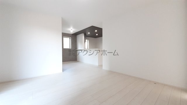 入間市扇台4丁目・全2棟　新築一戸建　2号棟　～収納豊富～の居間・リビング