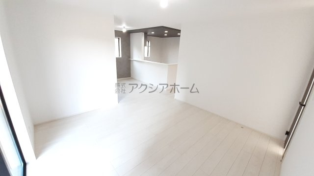 入間市扇台4丁目・全2棟　新築一戸建　2号棟　～収納豊富～の居間・リビング