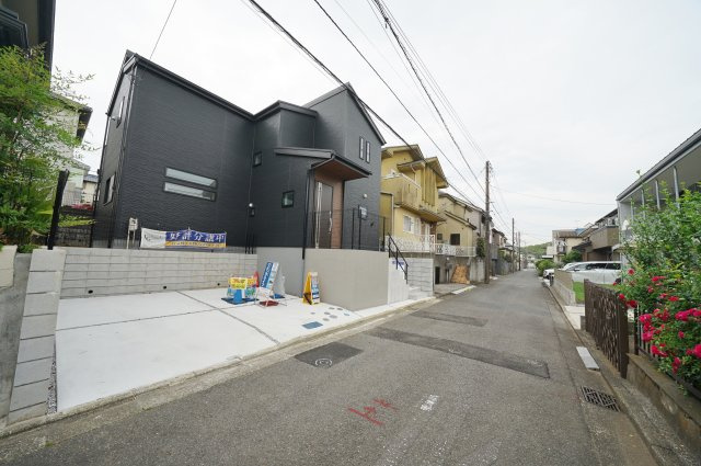 【横浜市保土ケ谷区権太坂1丁目24-21新築戸建て】★仲介手数料無料★（権太坂小学校・境木中学校）の前面道路含む現地写真