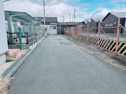 岸和田市下野町　平成15年築の前面道路含む現地写真