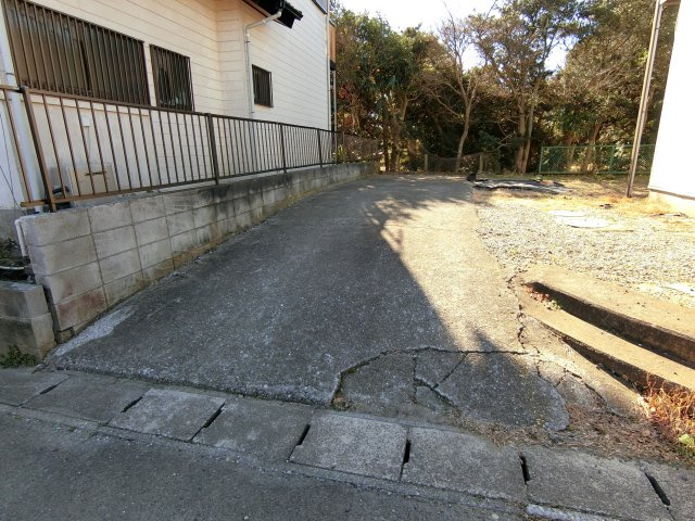 田中荒生K邸貸家の駐車場