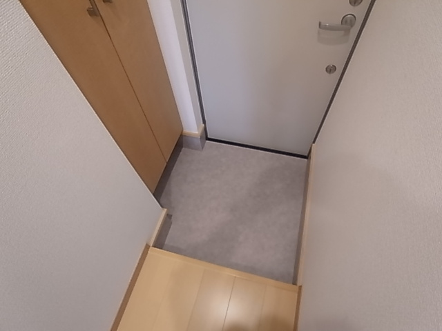 神戸市須磨区関守町２丁目のアパートの玄関|シューズボックス付き