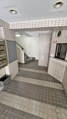 雅ビルのエントランス