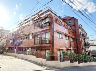 【外観】 | 青空によく映える建物です。手入れの行き届いた外壁やマンション正面エントランスなど、綺麗な姿をぜひ一度、現地にてご覧ください。～即日のご見学可能～　お問合せはお気軽にどうぞ。