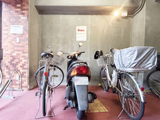 【駐車場】 | バイク置き場。空き区画の有無や駐輪料金、サイズおよび排気量規定などについては、改めてお問い合わせください。～即日のご見学可能～　お問合せはお気軽にどうぞ。