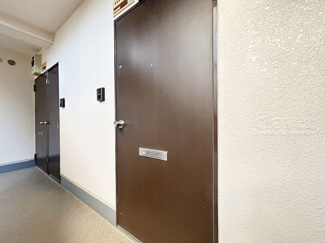 【その他共用部分】 | 皆様をお迎えする、お部屋の玄関ドア。開けやすさや開放角度、ドアノブの操作しやすさや鍵の形状などを、現地で一度ご確認ください。～即日のご見学可能～　お問合せはお気軽にどうぞ。
