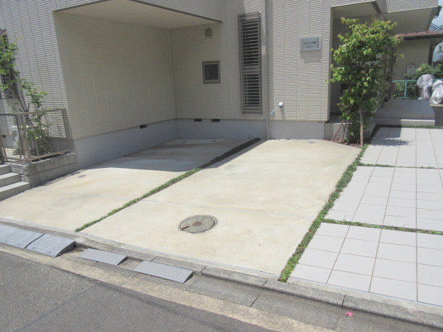 メゾン・ド・白根の駐車場|敷地内駐車場