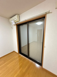 【その他共用部分】 | ※参考写真※防犯シャッター雨戸付きなので夜やお出かけ時も安心です！雨戸は冬場の寒さ対策にもなります◎