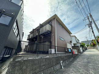 【外観】 | 小田急線「新百合ヶ丘」駅まで徒歩5分！通勤通学・お買物にも便利な立地の2階建てアパートです☆