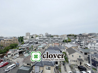 【展望】 | 眼前に広がる空の雄大さと、このお部屋の自慢の一つである「眺望」をご覧ください。毎日、この景色を独り占めできる新生活に夢が広がります。～即日のご見学可能～　お問合せはお気軽にどうぞ。