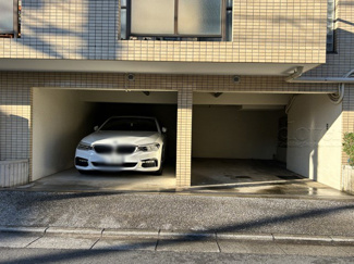 【駐車場】 | マンションの駐車場スペース。空きの有無や駐車料金、サイズ規定などについては、改めてお問い合わせください。～即日のご見学可能～　お問合せはお気軽にどうぞ。