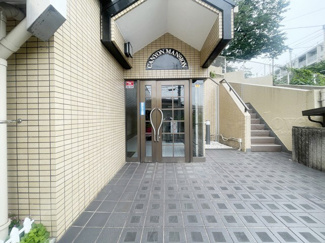 【エントランス】 | お客様を、そして住人を出迎えてくれるマンションのエントランス。ゴミが落ちていないことからも、管理状態の良さや住民の節度の高さが見て取れます。
