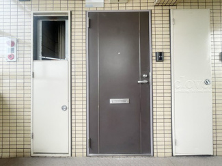 【その他共用部分】 | 皆様をお迎えする、お部屋の玄関ドア。開けやすさや開放角度、ドアノブの操作しやすさや鍵の形状などを、現地で一度ご確認ください。～即日のご見学可能～　お問合せはお気軽にどうぞ。