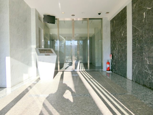 The Valesia 蒲田 Cityのエントランス|防犯カメラTVモニター付オートロック宅配BOXメールBOX管理人室　エントランス