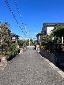 中古戸建の前面道路含む現地写真
