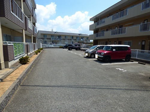 アズールの駐車場