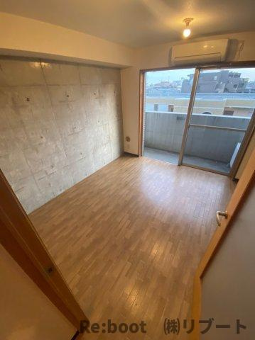 ドミール妙典の洋室