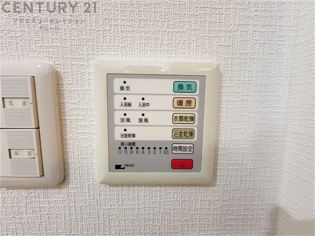 暖房機能があるため、冬場でも温かい浴室で入浴でき、乾燥機能があるため、水気を素早く取り除けます。また、換気機能があるため、湿気を素早く排出してカビや雑菌の発生を防ぐことができます。
