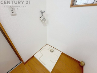 洗濯物の仕分け作業がしやすく、整理整頓が容易になります。洗濯音や湿気を他の部屋に持ち込まず、生活環境を快適に保ちます。上部を活用すれば収納スペースを確保でき洗剤や洗濯用品の整理もしやすくなります。
