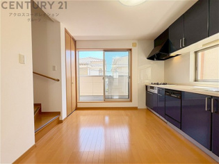 キッチン前のダイニングスペース。