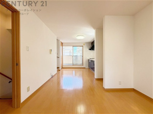 リビングダイニングは家族や友人とのコミュニケーションを楽しむ場所でくつろぎながら食事や会話を楽しめ、多目的に利用できリラックスできる空間です。家庭内の中心として機能し、快適な生活をサポートします。
