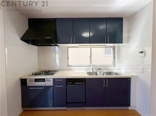 壁付けシステムキッチンはスペースの最大限の有効活用が可能で、動線がスムーズになり調理や準備が快適で効率的に行えます。収納スペースや吊り戸棚が設けられ、調理器具や食器類をスマートに収納できます。
