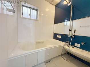 ユニットバスは省スペースでありながら、シンプルな設計と使いやすさを備え、簡便なメンテナンスが可能です。窓付きで換気にも便利です。またミラー・小物置き場もあり便利です。
