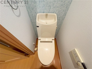 温水洗浄便座付トイレは温水洗浄機能により、暖かい水でおしりを洗浄することができ、冷たい水を使う従来の便座に比べ、温水洗浄機能で暖かいトイレを提供し、快適な使用を可能にします。
