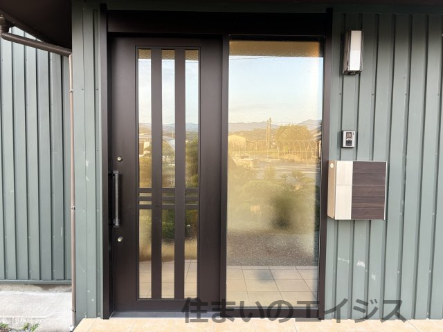 氷川町中古戸建の玄関|明るい玄関です