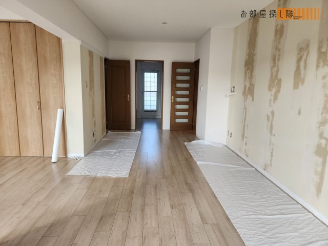 レジデンシャルウエストサイドの居間・リビング|同物件、別部屋写真