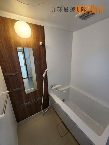 レジデンシャルウエストサイドの浴室|同物件、別部屋写真