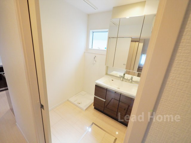 【独立洗面台】 | 目黒区東が丘2丁目 | 三面鏡付きの洗面台。2023年10月に洗面室水栓・洗濯パン交換済み。