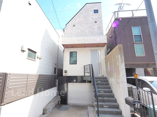 【外観】 | 目黒区東が丘2丁目 | 木下工務店施工の2階建（地下1階ガレージ・小屋裏収納付き）邸宅です。