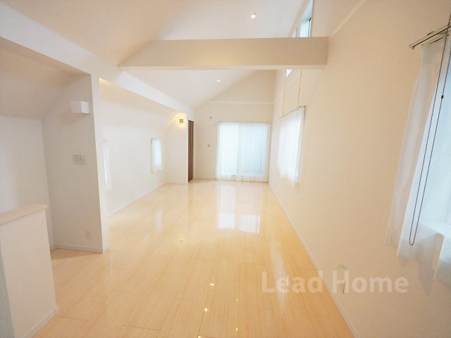 【居間・リビング】 | 目黒区東が丘2丁目 | 2階LDK（約17.4帖）。南東側ルーフバルコニーに面し、明るい陽射しが差し込みます。