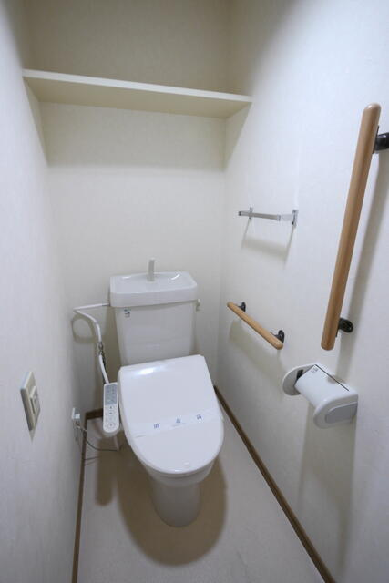 ベルメゾン南篠崎ユニゾンのトイレ|収納棚や手摺のあるトイレ