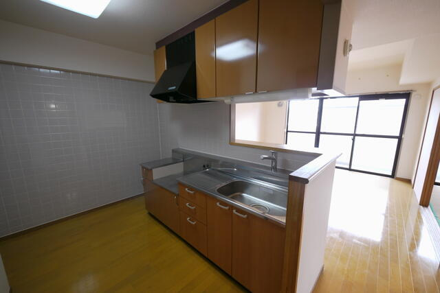 ベルメゾン南篠崎ユニゾンのキッチン|収納の多い広々としたキッチン