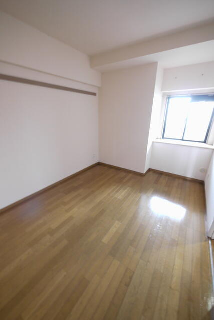 ベルメゾン南篠崎ユニゾンの洋室|クローゼットのある約６帖の洋室