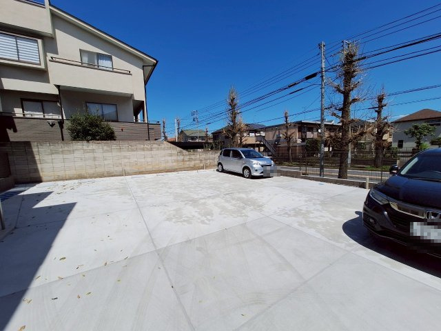 カノン東越谷の駐車場