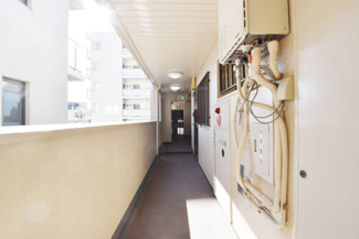 【その他共用部分】 | マンションの共用廊下です。きれいに清掃されています。周囲のお部屋の様子も、ぜひ伺ってみてください。～即日のご見学可能～　お問合せはお気軽にどうぞ。