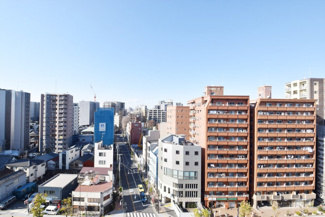 【展望】 | 眼前に広がる空の雄大さと、このお部屋の自慢の一つである「眺望」をご覧ください。毎日、この景色を独り占めできる新生活に夢が広がります。～即日のご見学可能～　お問合せはお気軽にどうぞ。
