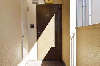 【その他共用部分】 | 皆様をお迎えする、お部屋の玄関ドア。開けやすさや開放角度、ドアノブの操作しやすさや鍵の形状などを、現地で一度ご確認ください。～即日のご見学可能～　お問合せはお気軽にどうぞ。
