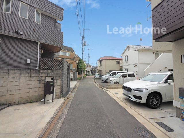 【前面道路含む現地写真】 | 世田谷区上馬3丁目 | 「駒沢大学」駅から徒歩約6分の閑静な住宅街に立地。環七通りに出やすく、車でのアクセスも良好です。