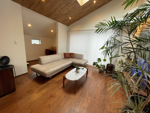 【居間・リビング】 | 世田谷区上馬3丁目 | リビングの勾配天井にトップライト設置（電動ロールスクリーン付き）。