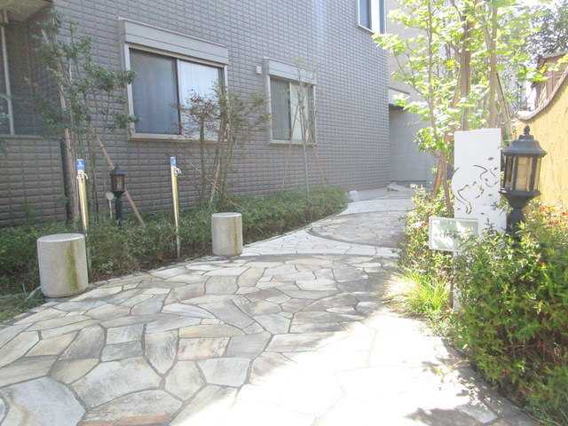 Ｌａ　Ａｐａｒｔａ　Ｆａｍｉｌｉａ　高石神のエントランス|★エントランスまでのアプローチ★