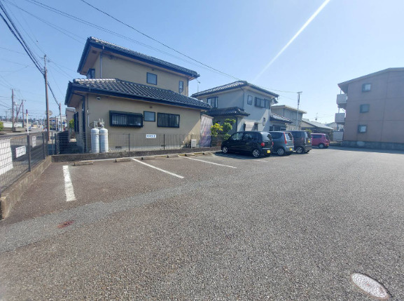 富士市中丸の一棟マンションの駐車場