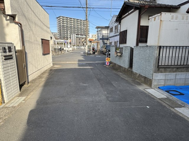 三郷市三郷１丁目新築戸建【早稲田小学校：8分】の前面道路含む現地写真|北西側前面道路
