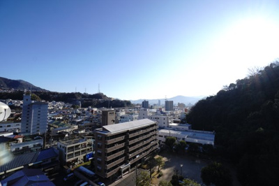 【展望】 | 【上質リノベ】スカイハイツ相田 | 【四季を感じる】
四季の移ろい・爽やかな青空や風を感じられ
自然を愉しめるパノラマビュー。
毎日の暮らしに余裕を感じさせてくれる、
遮る物の無い開放的な眺望を是非、ご堪能ください。