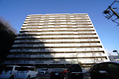 【外観】 | 【上質リノベ】スカイハイツ相田 | 【耐震性】
耐震性の高さを判断するポイントは、
建築確認申請日が1981年6月1日以降の
新耐震基準に適合しているかどうか。
震度６程度の大地震でも
建物が崩壊しないレベルが基準になりました。