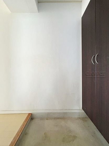 【玄関】 | 松庵ハイム | 玄関部分の床には耐水性の強い床材を利用したリノベーションが施工されています。引き締まった印象で、お部屋のイメージを決定づける空間です。～即日のご見学可能～　お問合せはお気軽にどうぞ。
