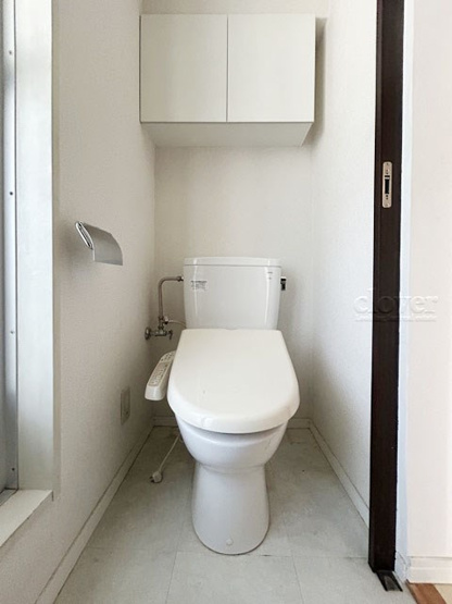 【トイレ】 | 松庵ハイム | 上部に収納を備えたトイレです。自宅の中でも最もプライベートな空間だからこそ、ほしい「落ち着き」がここにあります。～即日のご見学可能～　お問合せはお気軽にどうぞ。
